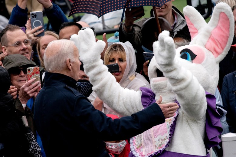 El presidente Joe Biden hace un gesto al Conejo de Pascua