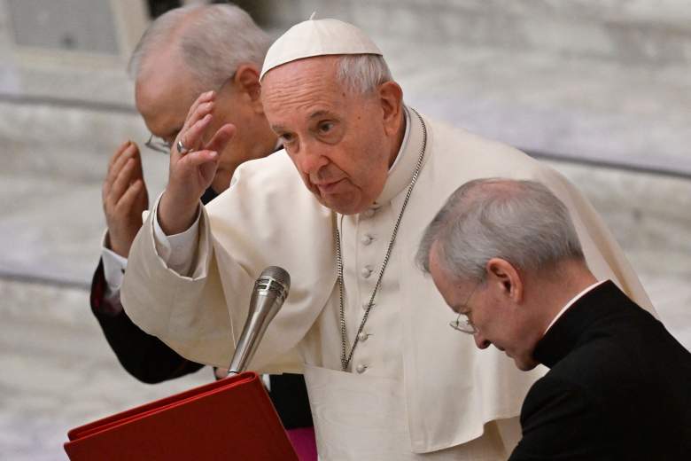 El Papa Francisco bendice durante una audiencia a los Peregrinos de la Diócesis de Lodz el 28 de abril de 2022 en la sala Paul-VI del Vaticano.