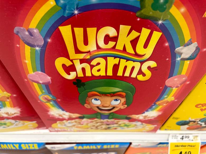 Una caja de cereal General Mills Lucky Charms se exhibe en un estante en una tienda Safeway el 18 de abril de 2022 en San Anselmo, California. La Administración de Drogas y Alimentos de EE. UU.