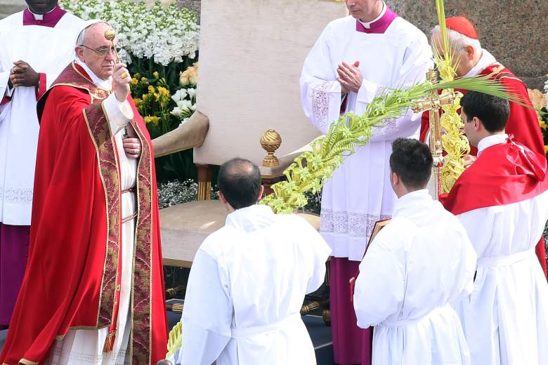 El Papa Francisco entrega su bendición a las palmas ya los fieles reunidos en la Plaza de San Pedro durante la Misa del Domingo de Ramos el 24 de marzo de 2013 en la Ciudad del Vaticano, Vaticano.