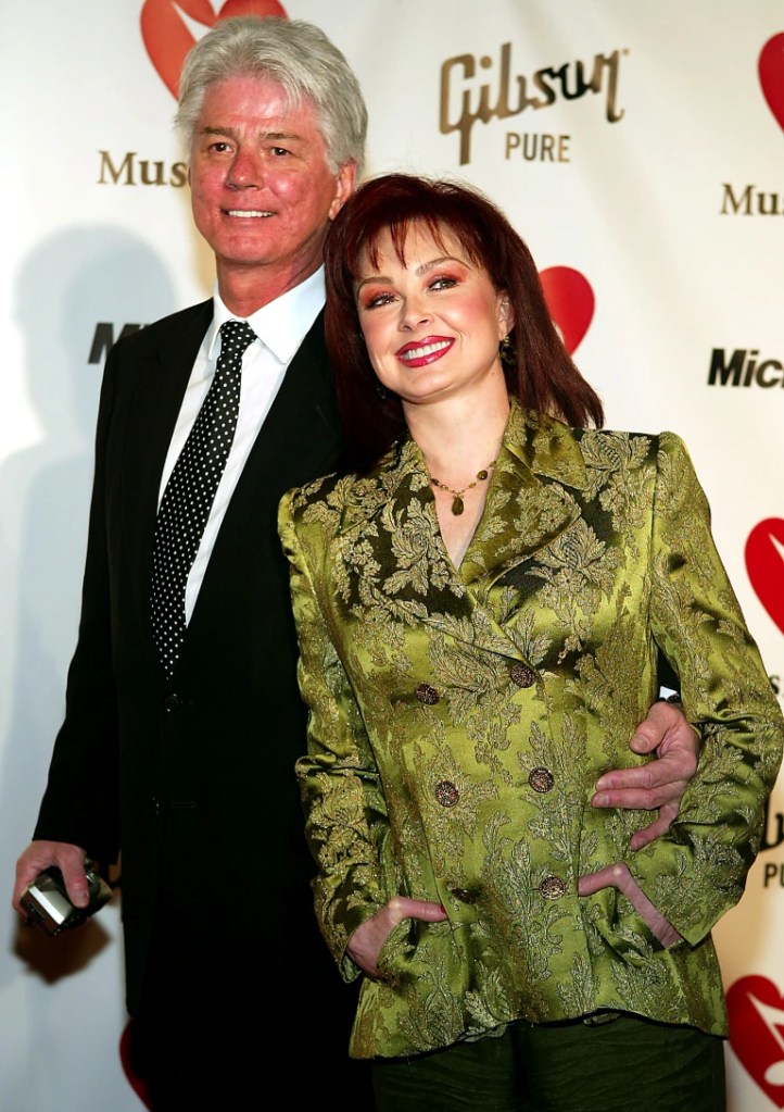 La actriz Naomi Judd (derecha) y su esposo Larry Strickland asisten al tributo a la Persona del Año 2004 de MusiCares a Sting el 6 de febrero de 2003 en Sony Studios en Culver City, California.
