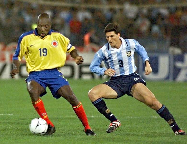 Freddy Rincon (19) de Colombia toma el balón del argentino Javier Zanetti durante un partido amistoso el 13 de octubre de 1999, en el Estadio Chateau Carrera en Córdoba, Argentina.