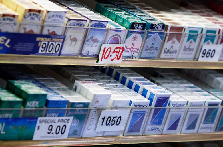 Los paquetes de cigarrillos están a la venta en una tienda el 1 de abril de 2009 en la ciudad de Nueva York.