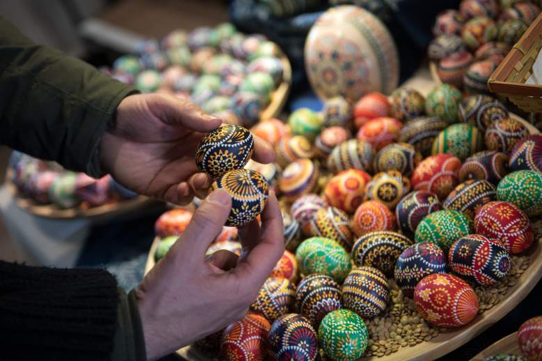 Los visitantes miran los huevos de Pascua pintados por Kerstin Hanusch durante el mercado anual de huevos de Pascua sorabo en el centro cultural sorabo el 17 de marzo de 2018 en Schleife, Alemania.