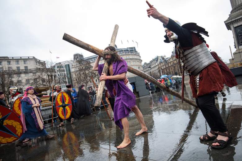 Los jugadores de Wintershall interpretan 'La Pasión de Jesús' frente a las multitudes en Trafalgar Square el Viernes Santo, 30 de marzo de 2018 en Londres, Inglaterra.
