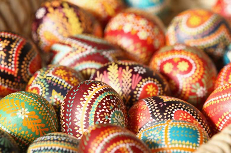 Los huevos de Pascua pintados con motivos sorabos tradicionales se representan en la apertura de temporada del museo al aire libre Lehde el 3 de abril de 2010 en Lehde, cerca de Lubbenau, Alemania.
