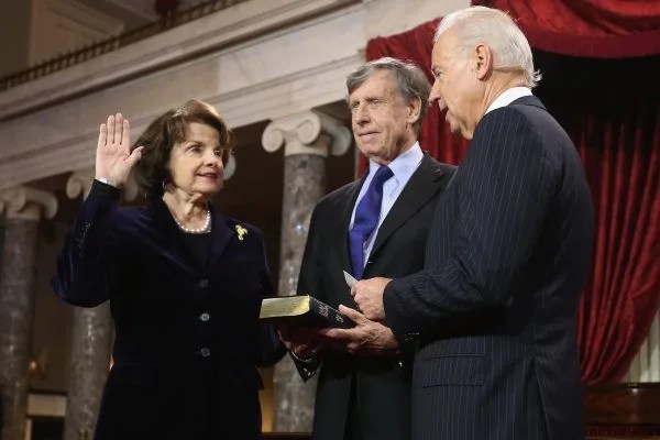 La senadora estadounidense Dianne Feinstein (D-CA) (L) participa en una juramentación recreada con su esposo Richard C. Blum y el vicepresidente estadounidense Joe Biden en la antigua cámara del Senado en el Capitolio de los Estados Unidos el 3 de enero de 2013 en Washington, DC .