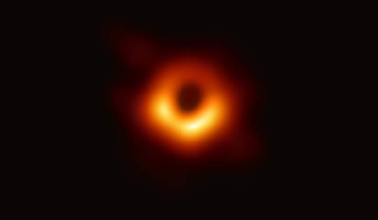 En esta foto proporcionada por la Fundación Nacional de Ciencias, el Event Horizon Telescope captura un agujero negro en el centro de la galaxia M87, delineado por la emisión del gas caliente que se arremolina a su alrededor bajo la influencia de una fuerte gravedad cerca de su evento. horizonte, en una imagen publicada el 10 de abril de 2019.