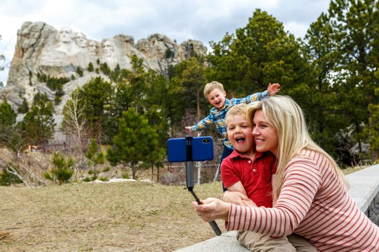 Una madre y sus dos hijos se toman una "selfie" en el Monumento Nacional Monte Rushmore el 23 de abril de 2020 en Keystone, Dakota del Sur.