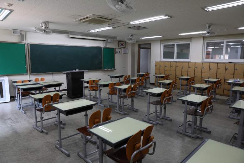 Se ve un aula vacía antes de la reapertura de la escuela el 11 de mayo de 2020 en Seúl, Corea del Sur.