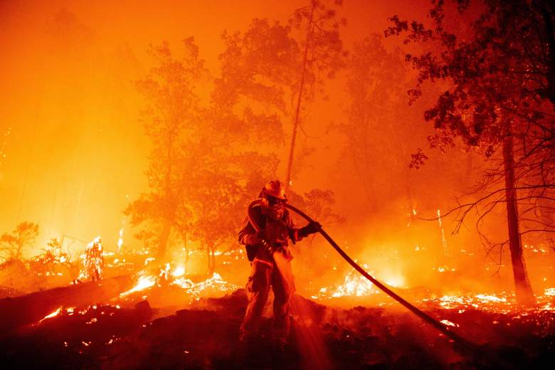 Un bombero apaga las llamas mientras avanzan hacia las casas durante el incendio de Creek en el área de Cascadel Woods del condado no incorporado de Madera, California, el 7 de septiembre de 2020.