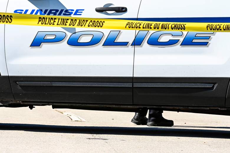 La policía de Sunrise bloquea la calle donde dos agentes del FBI murieron y otros tres resultaron heridos en un tiroteo a principios del 2 de febrero de 2021, mientras las autoridades ejecutaban una orden de arresto en Sunrise, Florida.