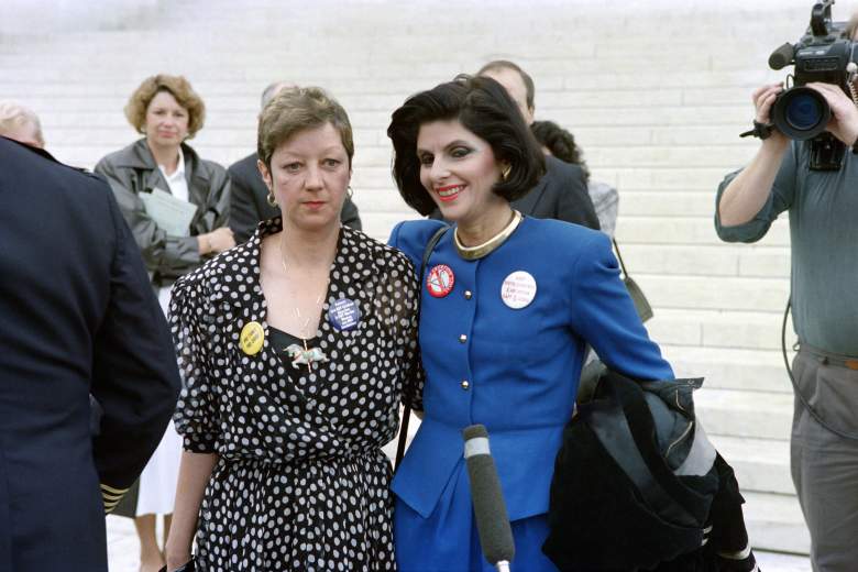 Norma Mc Corvey (izquierda), conocida como "Jane Roe" de la decisión de la Corte Suprema de 1973 Roe v. Wade, que legalizó el aborto, está acompañada por su abogada, Gloria Allred (derecha) en el edificio de la Corte Suprema el 26 de abril de 1989. en Washington.