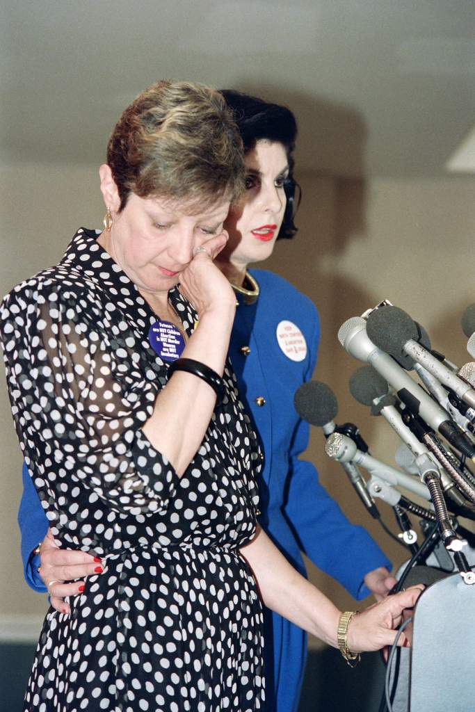 Norma Mc Corvey (L), conocida como "Jane Roe" de la decisión de la Corte Suprema de 1973 Roe v. Wade, que legalizó el aborto, es apoyada por su abogada, Gloria Allred, durante la conferencia de prensa el 26 de abril de 1989, en Washington.