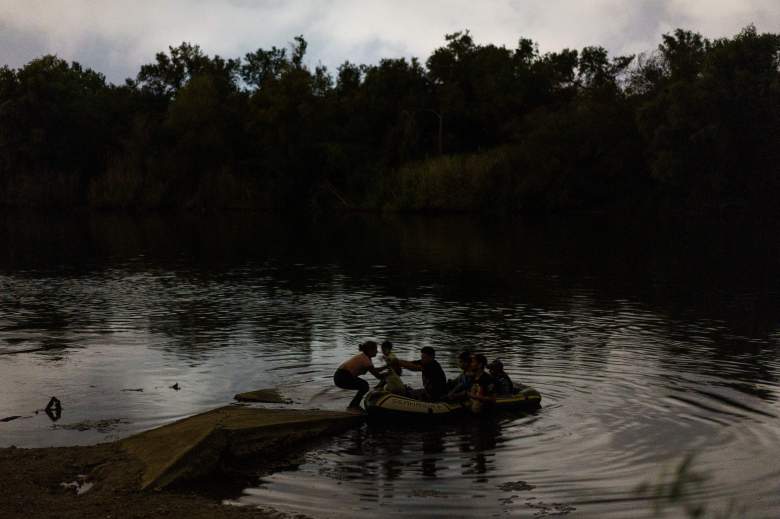 Migrantes desembarcan de una balsa inflable después de cruzar el Río Bravo hacia Estados Unidos en Roma, Texas, el 7 de julio de 2021.