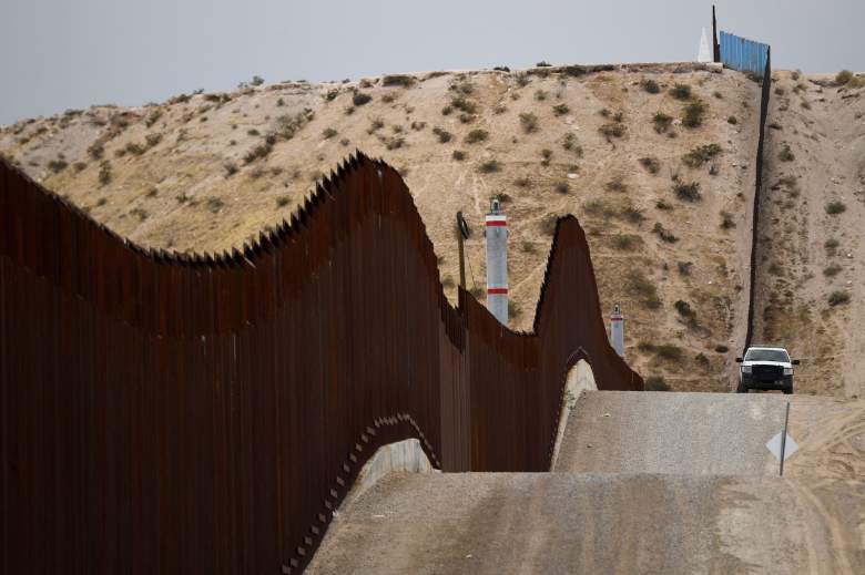 Un vehículo de la Patrulla Fronteriza de EE. UU. junto a un muro fronterizo en el sector de El Paso a lo largo de la frontera entre EE. UU. y México, entre Nuevo México y el estado de Chihuahua, el 9 de diciembre de 2021 en Sunland Park, Nuevo México.