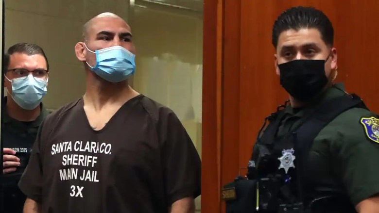 Cain Velásquez, centro, es fotografiado durante la primera comparecencia ante el tribunal de Velásquez por un cargo de intento de asesinato en el Salón de Justicia del Condado de Santa Clara el miércoles 2 de marzo de 2022 en San José, California.