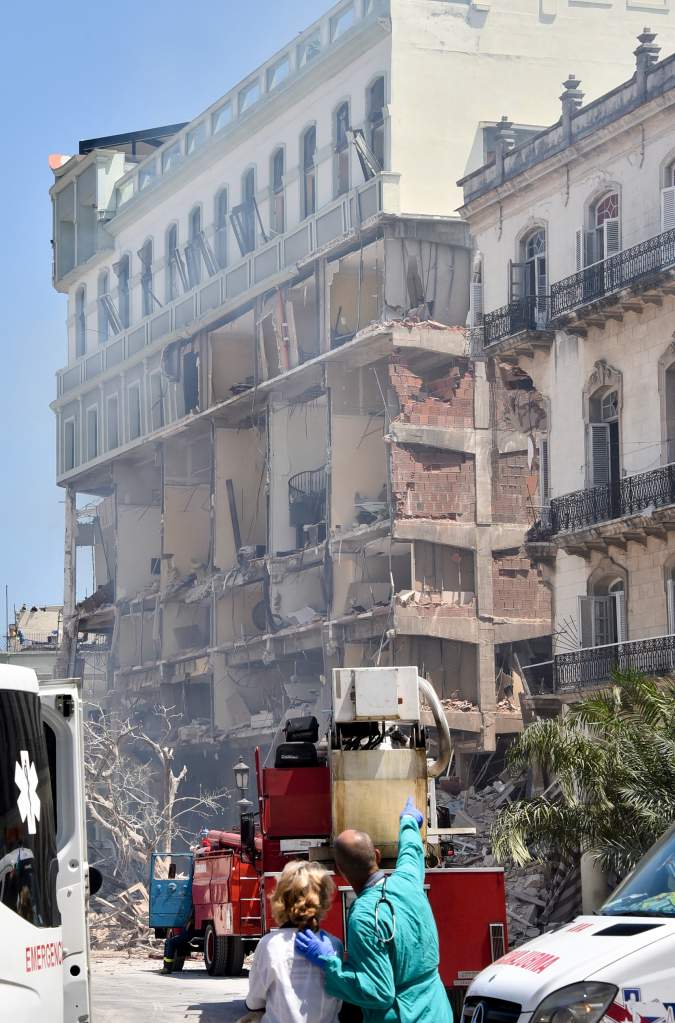 Vista de la fachada dañada del Hotel Saratoga tras una explosión en La Habana, el 6 de mayo de 2022.