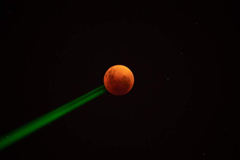 La luna de sangre se ve durante un eclipse lunar total en Santiago, el 15 de mayo de 2022.