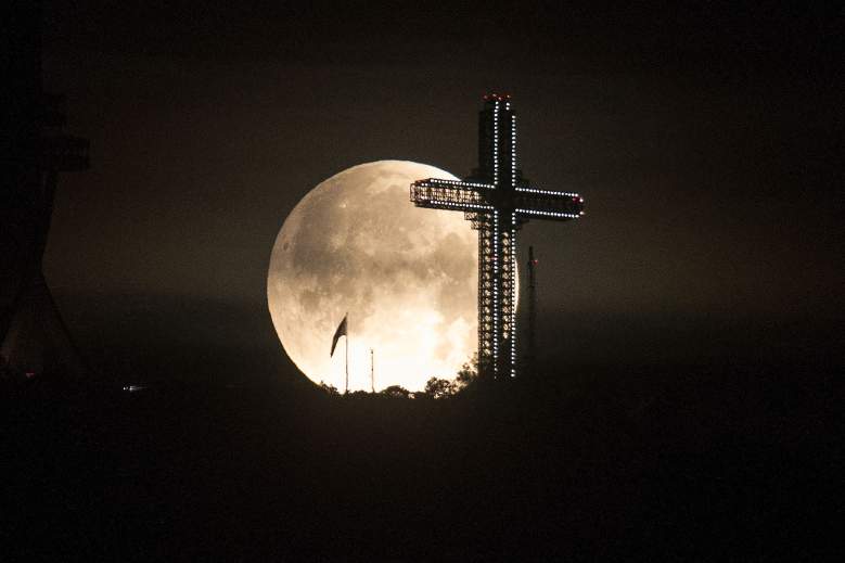La luna de sangre se ve durante un eclipse lunar total en Skopje, el 16 de mayo de 2022.