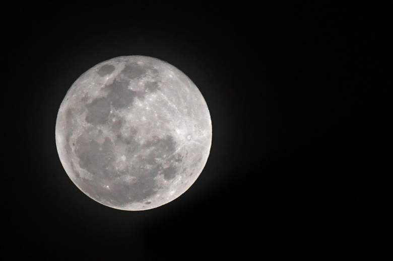 La luna llena sale durante el eclipse lunar en Singapur el 16 de mayo de 2022.