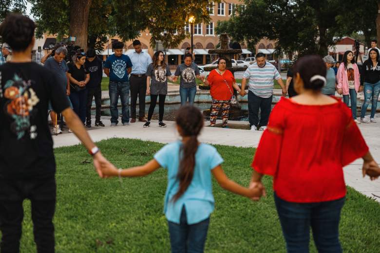 Miembros de la comunidad se reúnen en la plaza de la ciudad de Uvalde para una vigilia de oración tras un tiroteo masivo en la Escuela Primaria Robb el 24 de mayo de 2022 en Uvalde, Texas.