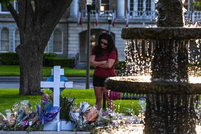 Una mujer llora en un memorial improvisado para las víctimas del tiroteo de la Escuela Primaria Robb afuera del Palacio de Justicia del Condado de Uvalde en Texas el 27 de mayo de 2022.