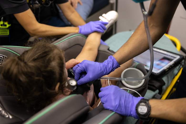 Los médicos de EMS del Departamento de Bomberos de Houston revisan la respiración de una niña positiva de Covid-19, de 2 años, antes de transportarla a un hospital el 25 de agosto de 2021 en Houston, Texas.