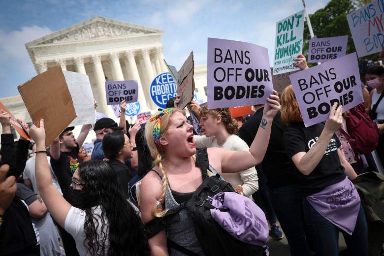 Activistas a favor del derecho a decidir y en contra del aborto se enfrentan frente al edificio de la Corte Suprema de EE. UU. el 3 de mayo de 2022 en Washington, DC.