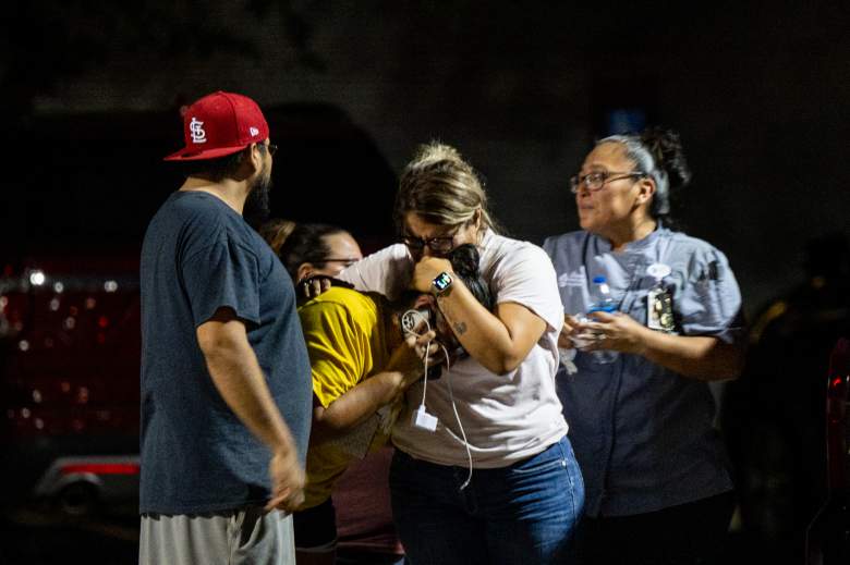 Una familia llora afuera del Centro Cívico SSGT Willie de Leon luego del tiroteo masivo en la Escuela Primaria Robb el 24 de mayo de 2022 en Uvalde, Texas.