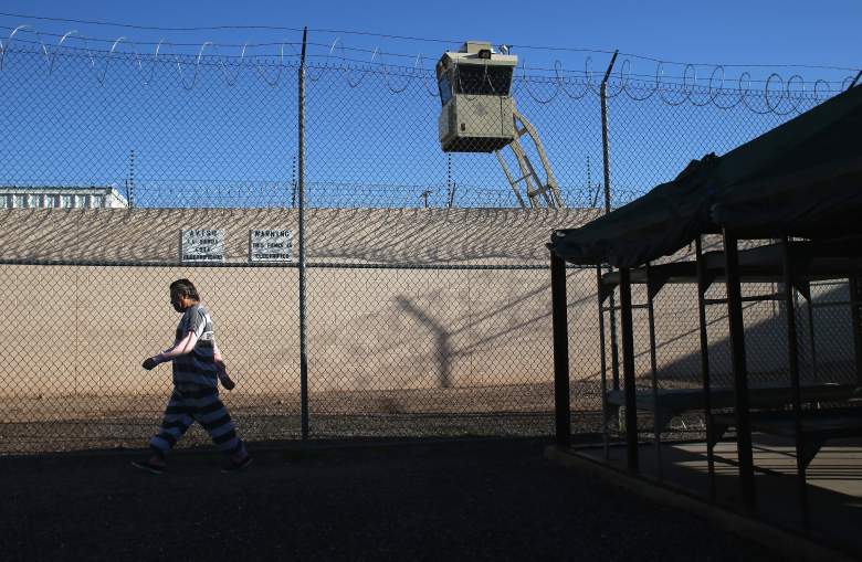Un recluso inmigrante camina para hacer ejercicio en la cárcel de Tent City del condado de Maricopa el 11 de marzo de 2013 en Phoenix, Arizona.