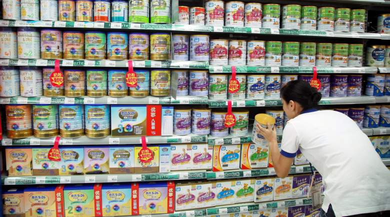 Un cliente selecciona leche para bebés en un supermercado en Haikou, provincia de Hainan, en el sur de China, el 7 de agosto de 2013.