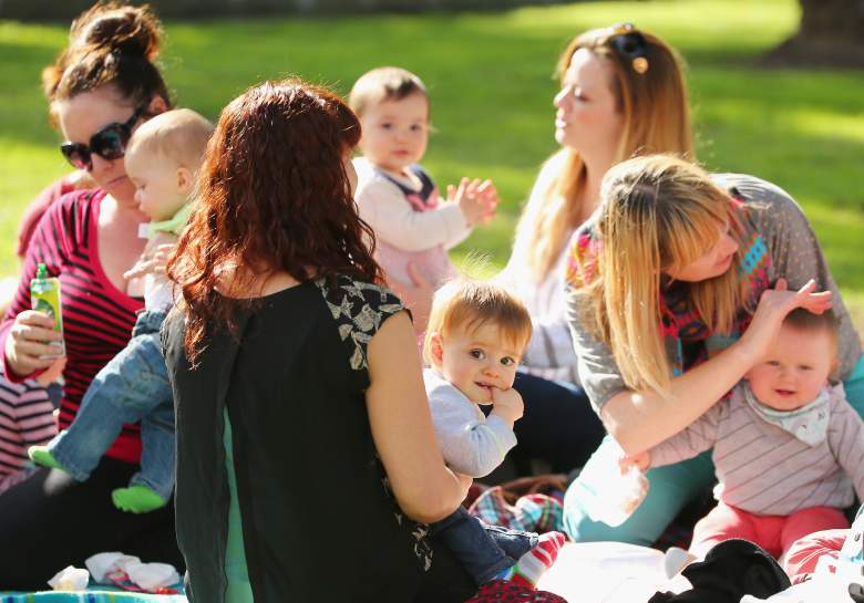 Los niños juegan mientras un grupo de madres se reúne en un parque local el 13 de mayo de 2014 en Melbourne, Australia.