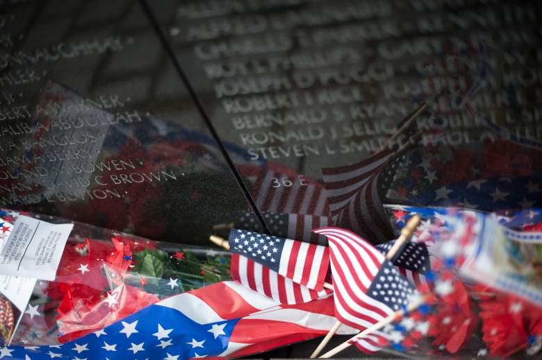 Las banderas y las flores de EE. UU. se ven en el Monumento a los Veteranos de Vietnam en Washington el 23 de mayo de 2014, tres días antes del Día de los Caídos para recordar a aquellos que han luchado por el país.