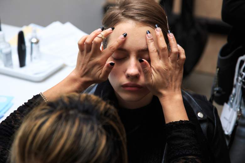 Una modelo usa el cuidado de la piel Dr. Jart+ durante el espectáculo Dr. Jart+ para DKNY