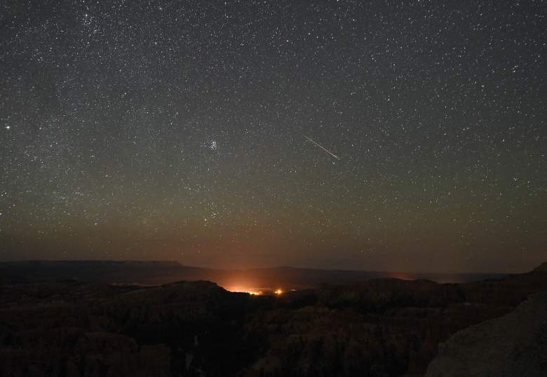 Un meteorito Perseida cruza el cielo sobre el Punto de Inspiración temprano el 12 de agosto de 2016 en el Parque Nacional Bryce Canyon, Utah.