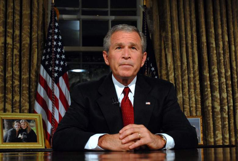 El presidente de Estados Unidos, George W. Bush, se sienta en su escritorio en la Oficina Oval de la Casa Blanca después de dirigirse a la nación en el aniversario de los ataques terroristas de 2001 el 11 de septiembre de 2006 en Washington, DC.