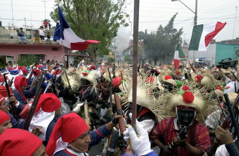 Los mexicanos celebran el Cinco de Mayo con una recreación de la batalla de 1862 entre los franceses y los indios de Zacapuaxtlas el 5 de mayo de 2001 en Puebla, México.
