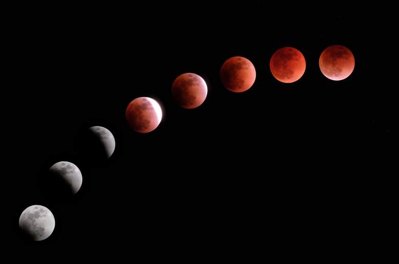esta imagen compuesta creada el 31 de enero de 2018 muestra la luna durante un eclipse lunar conocido como la "súper luna de sangre azul" en Tokio.