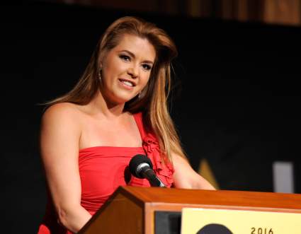 Alicia Machado luce sus curvas posando en bikini