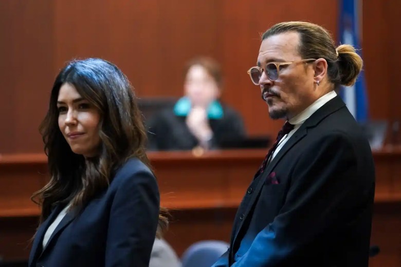 El actor estadounidense Johnny Depp junto a su abogada Camille Vasquez después de una pausa en el juicio por difamación contra su exesposa Amber Heard en el juzgado de circuito del condado de Fairfax en Fairfax, Virginia, el 18 de mayo de 2022.