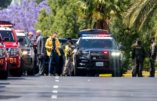 Los agentes e investigadores del Sheriff de Orange se reúnen en la Calle Sonora después de que una persona murió y cuatro resultaron gravemente heridas en un tiroteo en una iglesia presbiteriana de Ginebra en Laguna Woods el domingo 15 de mayo de 2022.