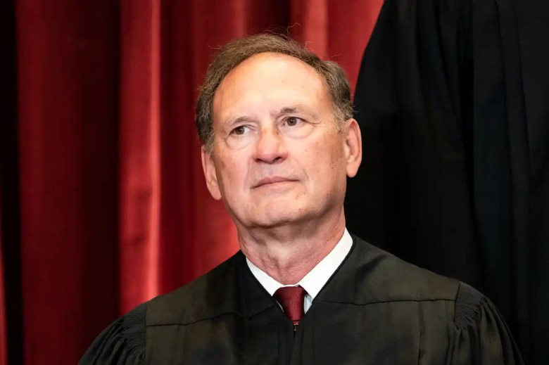 El juez asociado Samuel Alito se sienta durante una foto grupal de los jueces en la Corte Suprema en Washington, DC el 23 de abril de 2021.
