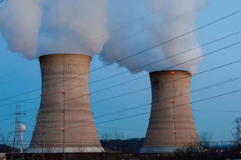 La planta nuclear de Three Mile Island se ve en las primeras horas de la mañana del 28 de marzo de 2011 en Middletown, Pensilvania.
