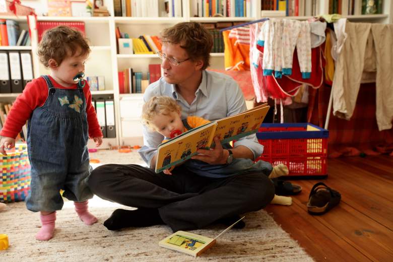 un empleado federal casado con licencia de paternidad de 6 meses, lee a sus hijas gemelas de 14 meses Alma (R) y Lotte en su casa el 31 de agosto de 2010 en Berlín, Alemania .