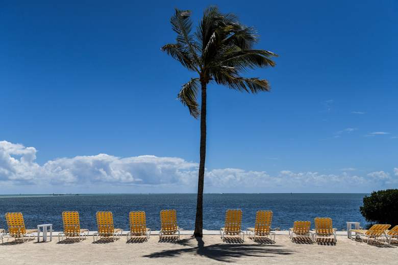 Se ven sillones vacíos en una playa desierta en un resort en Windley Key, el 22 de marzo de 2020, durante el brote de coronavirus (COVID-19)