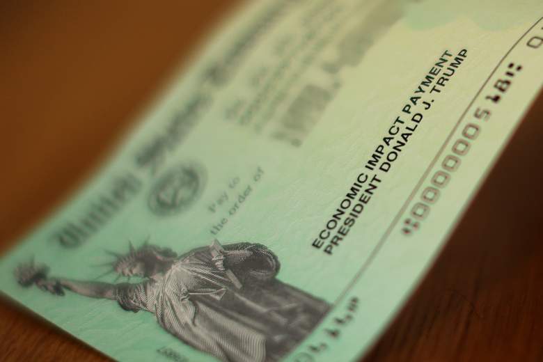 El nombre del presidente de los Estados Unidos, Donald Trump, aparece en los cheques de asistencia económica por coronavirus que se enviaron a ciudadanos de todo el país el 29 de abril de 2020 en Washington, DC.