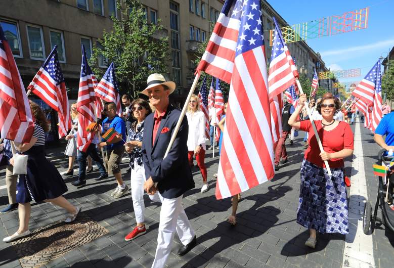 La gente participa en un desfile con motivo del 244 aniversario del Día de la Independencia de los EE. UU. en la avenida Gedemino durante un evento turístico para imitar la experiencia de las vacaciones en los EE. UU.