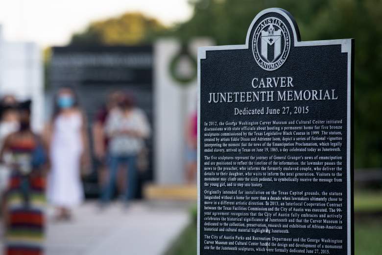 Se publica un letrero dedicado a la información sobre el Carver Juneteenth Memorial mientras los manifestantes se reúnen para honrar el decimoquinto aniversario de la muerte de Sandra Bland detrás del Museo George Washington Carver, Centro Cultural y Genealógico el 13 de julio de 2020, en Austin, Texas.
