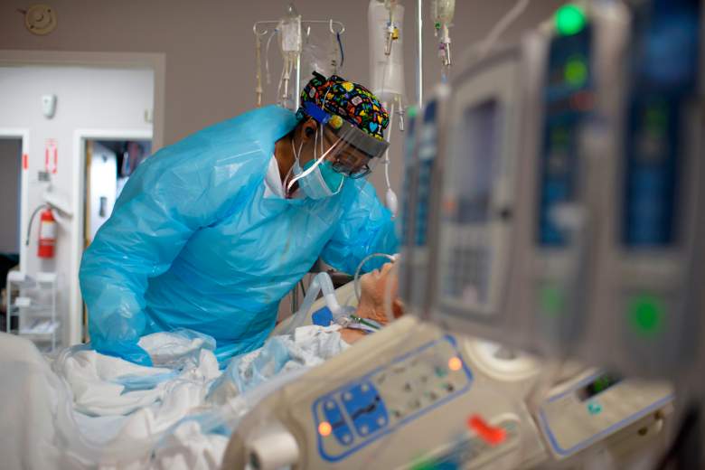 La trabajadora de la salud Demetra Ransom consuela a un paciente en la sala de covid-19 del United Memorial Medical Center en Houston, Texas, el 4 de diciembre de 2020.
